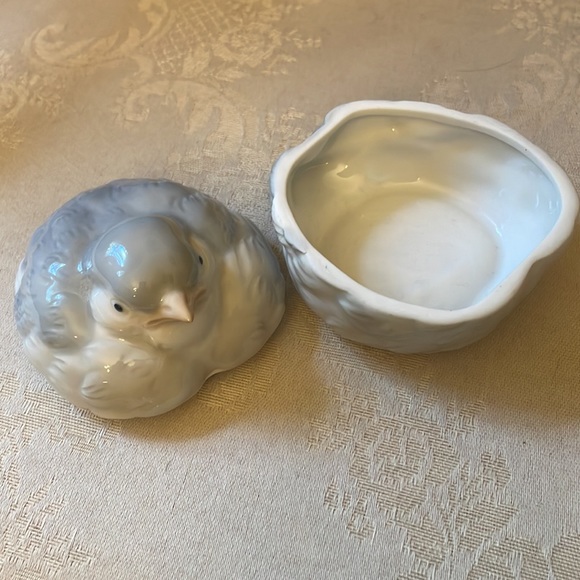 Vintage Otagiri Japan crabby sparrow trinket box, gray and white feathers, EUC - Picture 6 of 11